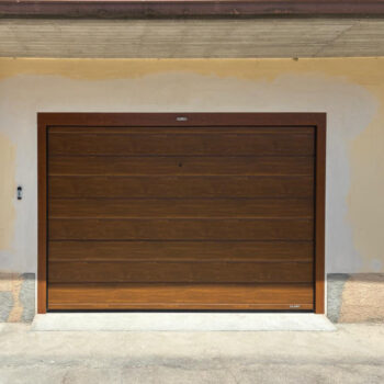 Sicurezza e stile: di serie in un portone sezionale Clast.